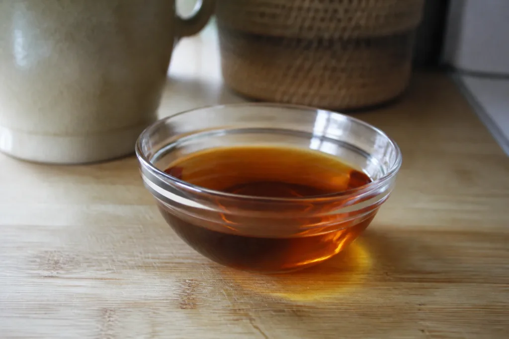 Bol de sirop sucre pose sur plan de travail