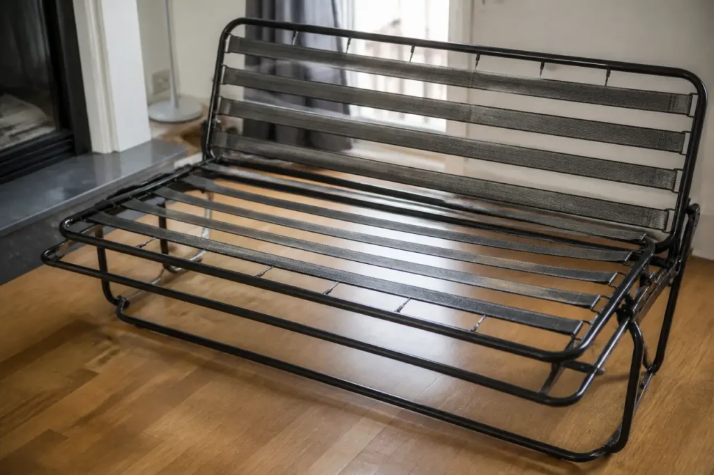 Cadre metallique de banquette depliee avec sangles tendues