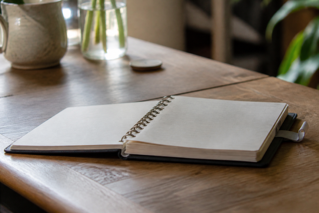 Carnet de planning ouvert sur une table en bois