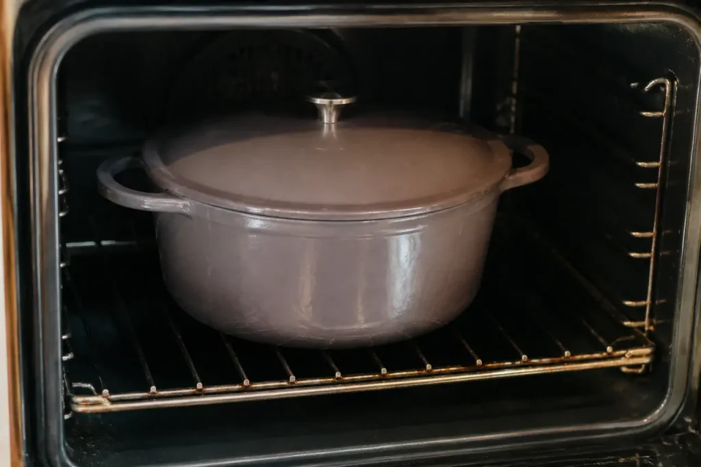 Cocotte en fonte posee sur une grille de four