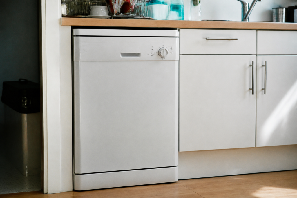 Cuisine blanche avec lave vaisselle entre deux meubles