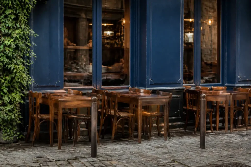 Devanture de restaurant parisien avec tables en bois