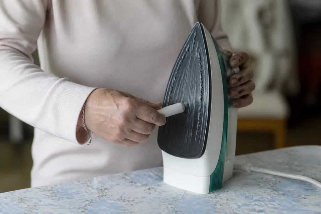 Fer a repasser avec un baton nettoyant blanc