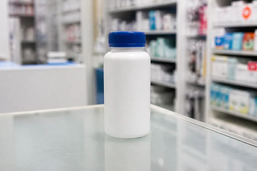 Flacon blanc bouchon bleu sur comptoir de pharmacie