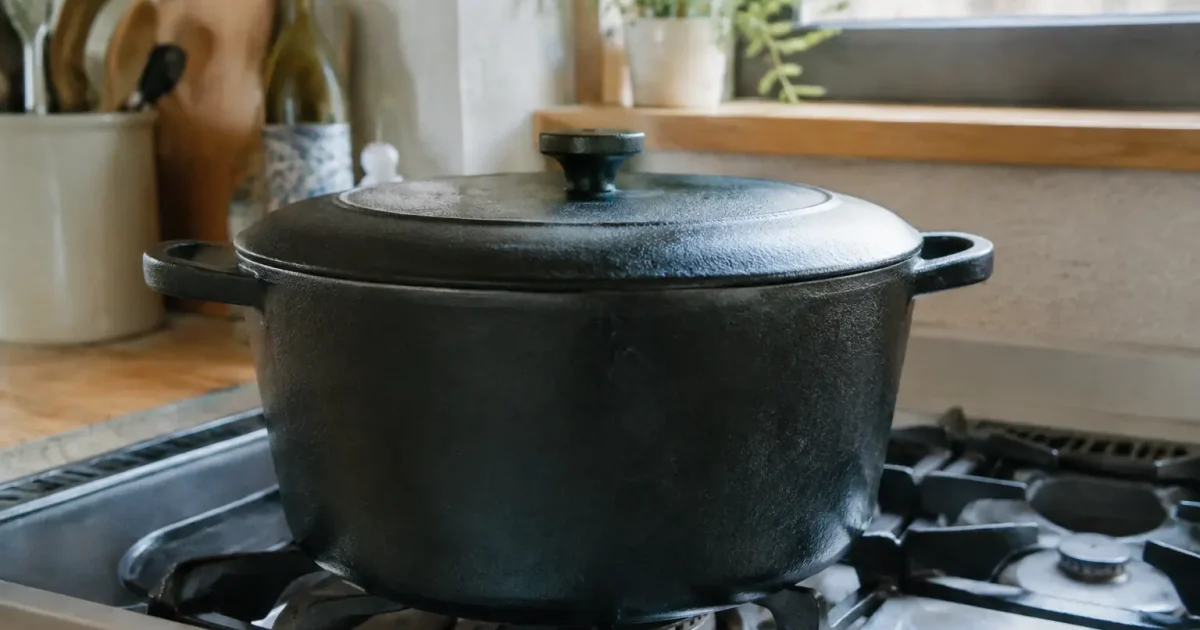 Grande marmite en fonte posee sur une cuisiniere