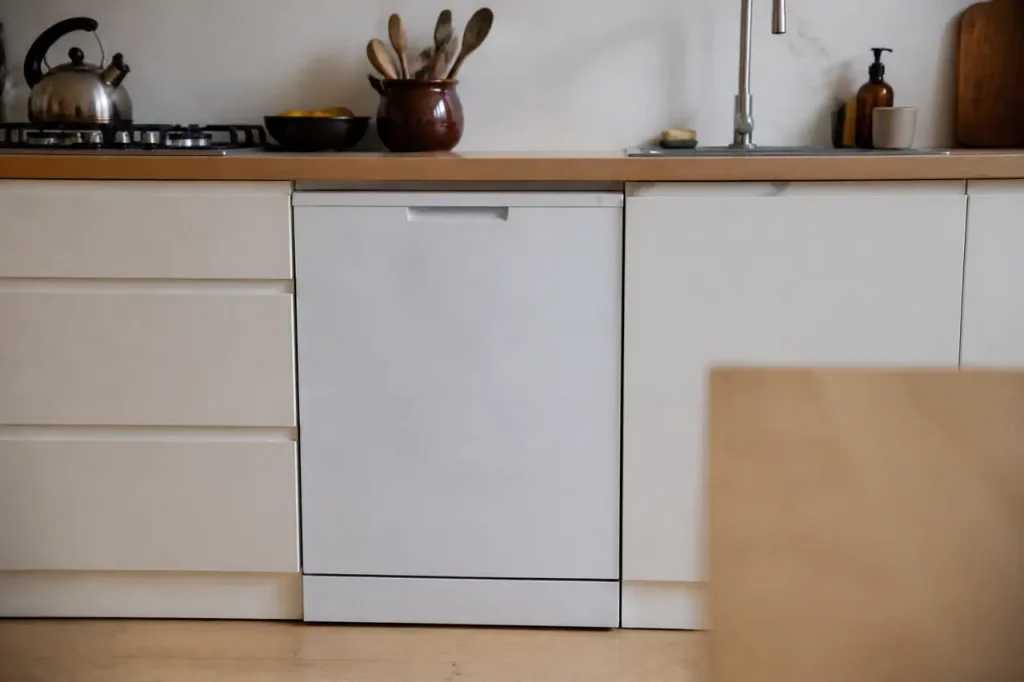 Lave vaisselle blanc encastre dans une petite cuisine moderne