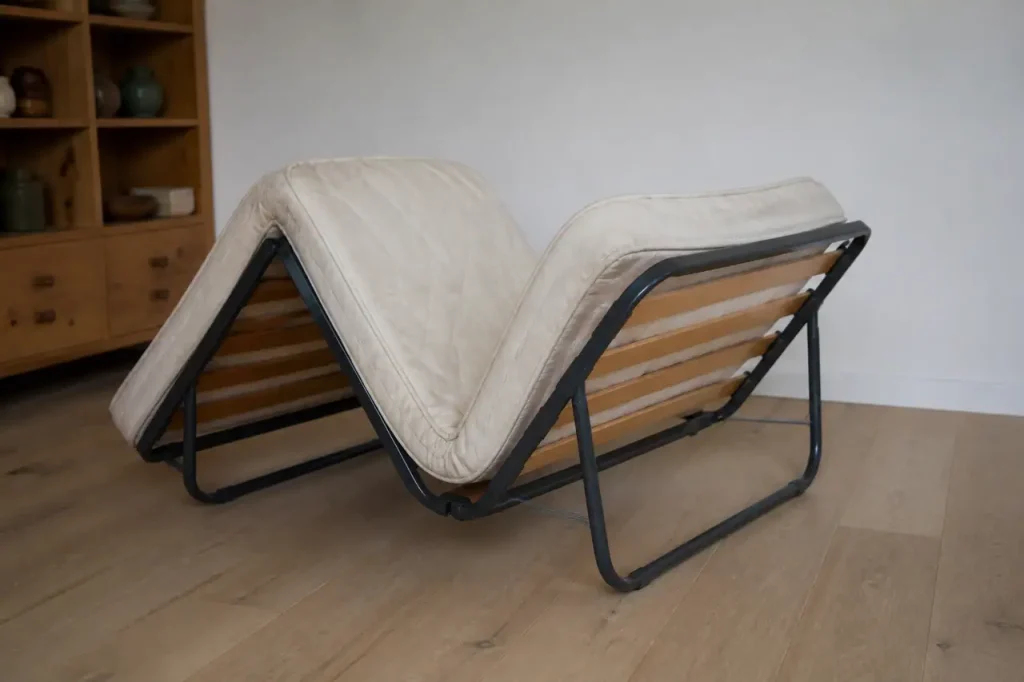 Matelas fin plie en Z sur cadre metallique