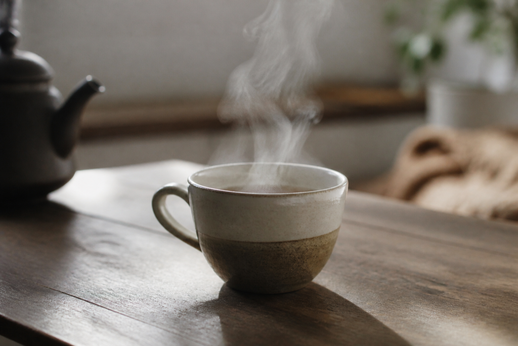 Tasse de tisane fumante sur table en bois
